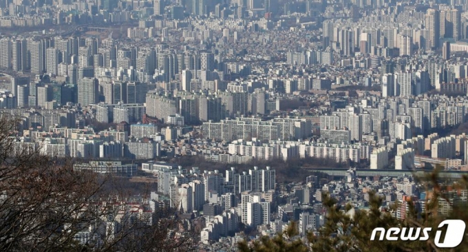 (경기광주=뉴스1) 김진환 기자 = 수도권 아파트값 주간 상승률이 약 9년 만에 최고를 기록했다. 한국부동산원에 따르면 1월 셋째 주(18일 기준) 전국의 아파트 매매가격이 0.29% 올라 지난주(0.25%)보다 상승 폭이 커졌다고 밝혔다. 지역별로는 수도권의 아파트값이 0.31% 올라 부동산원 통계 작성 이후 8년 8개월 만에 최고 상승률을 기록했다. 부동산원은 "교통 및 주거환경 개선 기대감 있는 지역 위주로 상승했다. 인근지역 대비 가격 수준이 낮거나 구축 위주로 상승했다"고 분석했다. 사진은 24일 오후 경기도 광주시 남한산성에서 바라본 수도권 아파트 단지의 모습. 2021.1.24/뉴스1