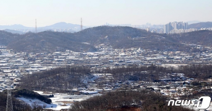 (광명=뉴스1) 이승배 기자 = 정부가 2025년까지 서울 32만3,000가구를 포함해 총 83만6,000가구의 신규 부지를 확보하기로 했다. 정부는 4일 이같은 내용이 담긴 '공공주도 3080+, 대도시권 주택공급 획기적 확대방안'을 발표했다. 국토교통부는 이번 83만60,00가구중 약 57만3,000가구가 도심내 신규 사업을 통해 확보할 계획이다. 또 약 26만3000가구는 신규 공공택지 지정 등을 통해서다. 사진은 4일 지난 2015년 보금자리주택 예정지구로 지정됐다 해제된 뒤 특별관리구역으로 지정된 시흥·광명 특별관리구역. 2021.2.4/뉴스1