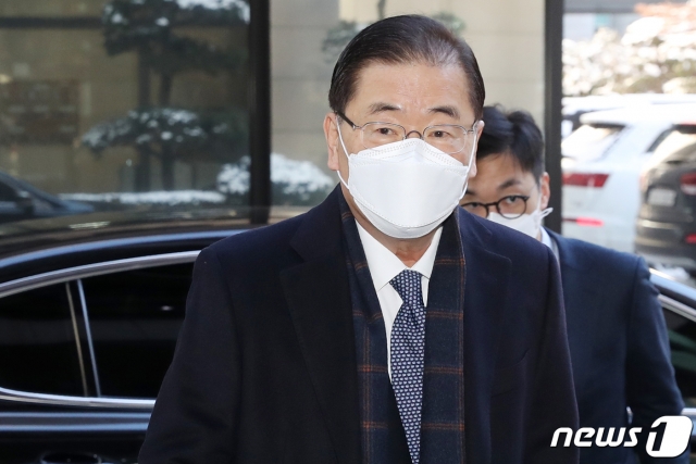 (서울=뉴스1) 민경석 기자 = 정의용 외교부 장관 후보자가 4일 오전 서울 종로구의 한 빌딩에 마련된 인사청문회 준비 사무실로 출근하고 있다. 2021.2.4/뉴스1