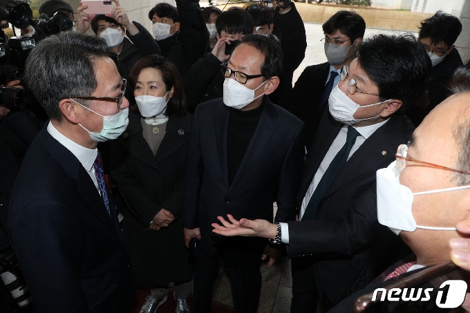 국민의힘 탄핵거래진상조사단이 5일 오전 서울 서초구 대법원 앞에서 출입이 제지 당하자 김인겸 법원행정처 차장에게 항의하고 있다. 2021.2.5/뉴스1 © News1 황기선 기자