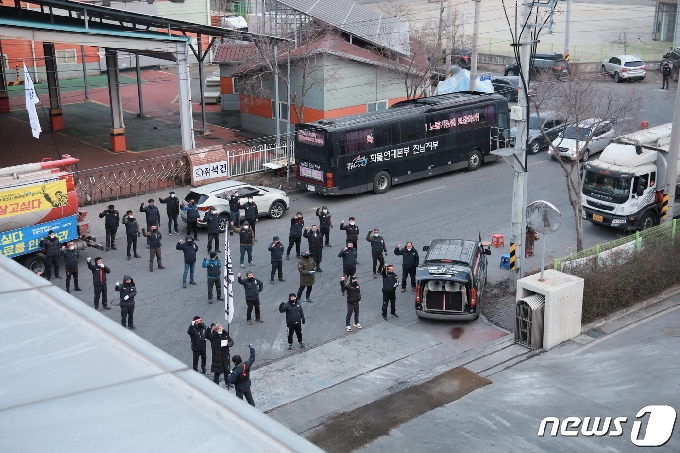 [사진] 전국한우협회 '소·돼지를 볼모로 한 투쟁을 중단하라!'