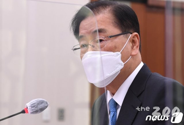 (서울=뉴스1) 신웅수 기자 = 정의용 외교부 장관 후보자가 5일 오전 서울 여의도 국회 외교통일위원회에서 열린 인사청문회에서 의원들의 질의에 답하고 있다. 2021.2.5/뉴스1