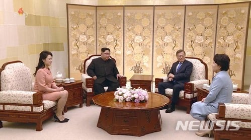 【서울=뉴시스】북한이 남북 정상회담 다음날인 28일 조선중앙TV를 통해 판문점선언 채택 사실을 알리며 '종전선언'과 '완전한 비핵화'에 합의한 사실까지 모두 공개하고 있다. 2018.04.28.(사진=조선중앙TV 캡처) photo@newsis.com