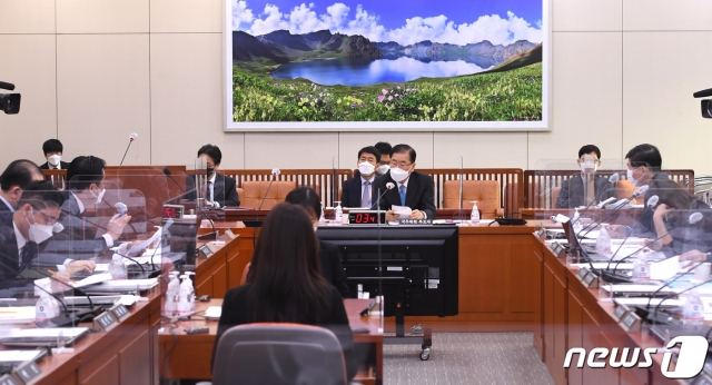 (서울=뉴스1) 신웅수 기자 = 정의용 외교부 장관 후보자가 5일 오전 서울 여의도 국회 외교통일위원회에서 열린 인사청문회에서 의원들의 질의에 답하고 있다. 2021.2.5/뉴스1
