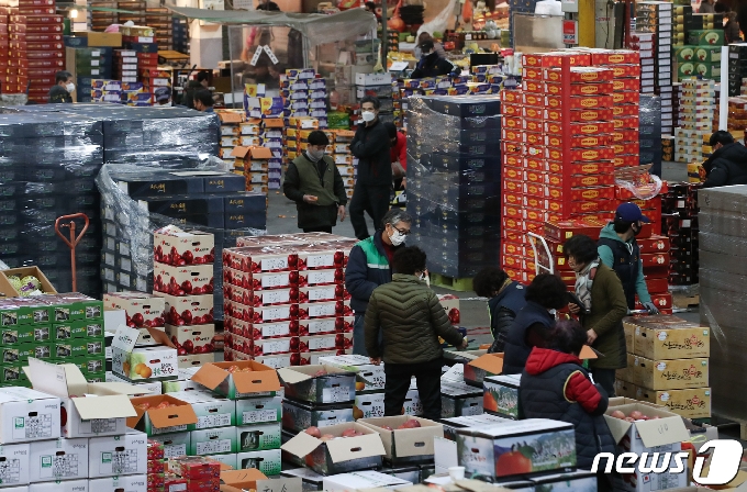 설 명절을 앞둔 4일 울산농수산물도매시장 청과물동을 찾은 시민들이 과일을 살펴보고 있다. 2021.2.4/뉴스1 &copy; News1 윤일지 기자