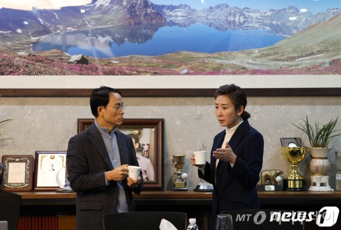 나경원 국민의힘 서울시장 예비후보(오른쪽)가 8일 진대제 전 정보통신부 장관을 만나 대화를 나누고 있다. 2021.2.8/사진제공=뉴스1