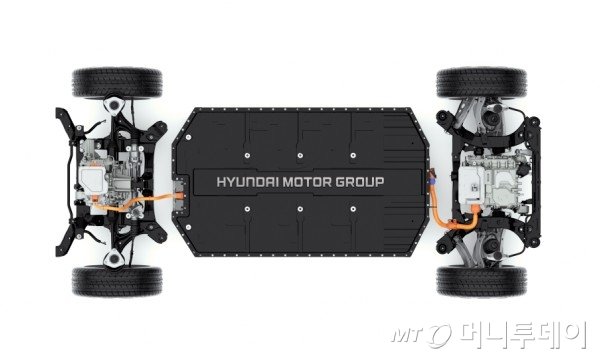 현대자동차그룹이 지난해 12월 2일 순수 전기차 분야 선도 업체로 도약하기 위해 세계 최고 수준의 경쟁력을 갖춘 전기차 전용 플랫폼 E-GMP(Electric-Global Modular Platform)를 공개했다. 