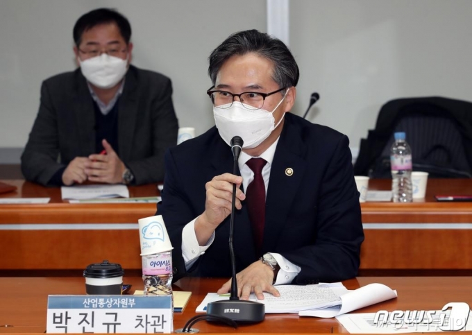 (서울=뉴스1) 김진환 기자 = 박진규 산업통상자원부 차관이 8일 오후 서울 강남구 한국기술센터에서 열린 '지역균형 뉴딜 점검회의'에서 모두발언을 하고 있다. 한국전력, 한국가스공사 등 산하 14개 주요 공공기관이 참석한 이번 회의에서는 공공기관별 올해 지역균형 뉴딜 추진현황과 계획을 중점적으로 점검하고, 혁신조달 추진방향과 설 명절 대비 특별점검도 안건으로 다룬다. 2021.2.8/뉴스1