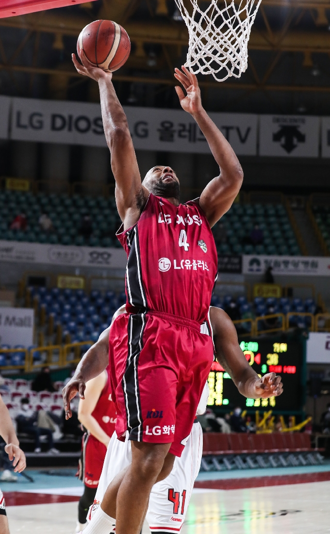 창원 LG 리온 윌리엄스가 9일 고양 오리온과의 경기에서 슛을 시도하고 있다.(KBL 제공)© 뉴스1