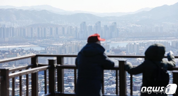 지난 4일 서울 중구 남산에서 바라 본 도심 아파트 일대. 정부는 이날 '공공주도 3080+, 대도시권 주택공급 획기적 확대방안'(2·4공급대책)을 통해 2025년까지 서울 32만가구, 전국 83만가구를 추가 공급하겠다고 밝혔다. /사진=뉴스1