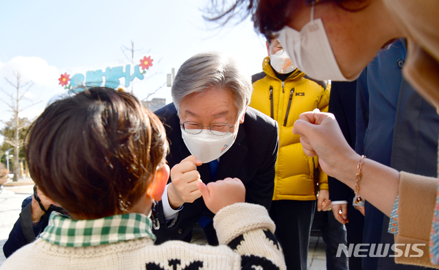 이재명 경기도지사가 '인공지능 헬스케어 플랫폼 구축 결성식' 참석을 위해 지난달 29일 오후 광주 서구 광주시청을 방문해 환영나온 어린이와 인사를 하고 있다. / 사진제공=뉴시스