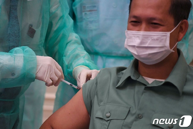 [사진] 중국의 시노팜 코로나 백신 맞는 캄보디아 총리 아들
