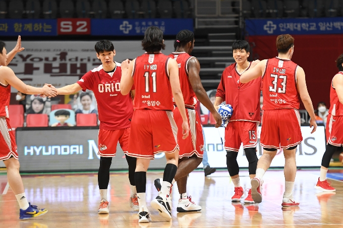 고양 오리온 선수들이 11일 고양 실내체육관에서 열린 부산 KT와의 2020-21 현대모비스 프로농구 경기에서 하이파이브를 하고 있다. (KBL 제공) © 뉴스1