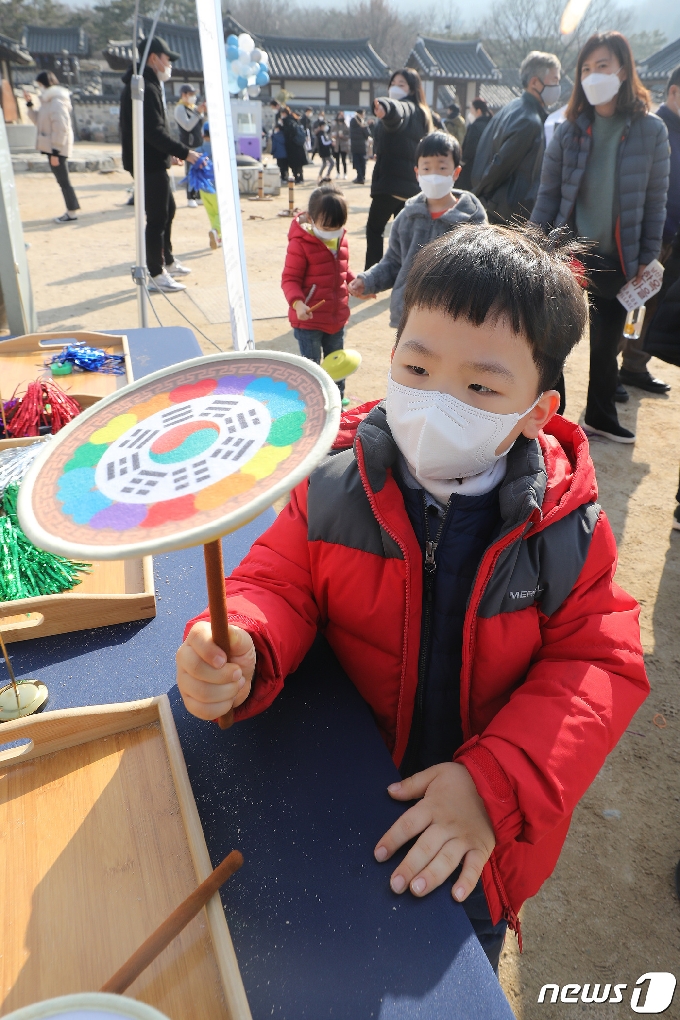 [사진] '접시 잘 돌리죠?"