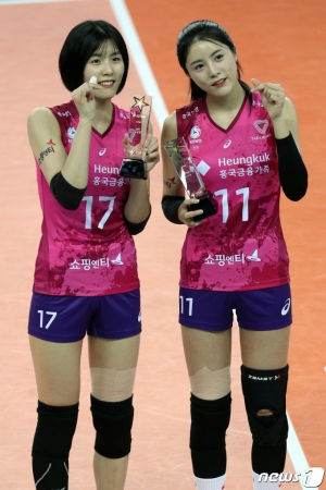 (Incheon = News 1) Reporter Hwang Ki-seon = Heungkuk Life Insurance and Heungkuk Life Insurance Lee Jae-young and Lee Da-young, who were selected as All-Stars before the match between GS Caltex and Heungkuk Life Insurance in the professional volleyball '2020-21 Season Dodram V League' held at Incheon Gyeyang Gymnasium on the afternoon of the 26th, holding trophies Posing.  2021.1.26/News 1   
