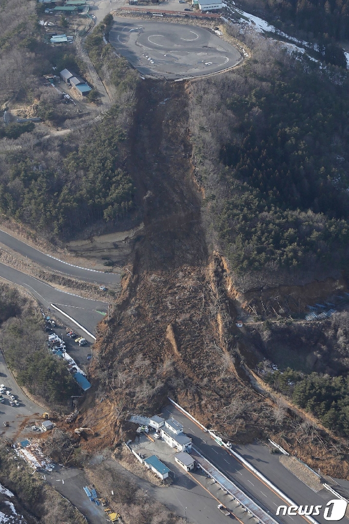 [사진] 일본 지진 산사태에 순환도로 덮친 흙더미