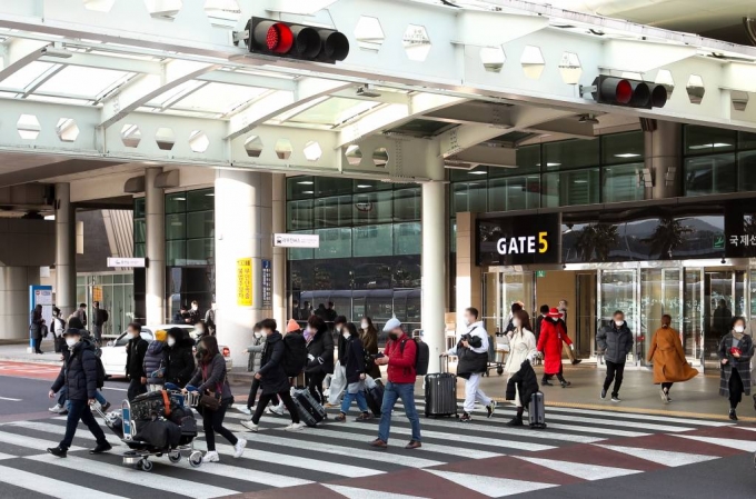 설 명절 연휴를 하루 앞둔 지난10일 제주국제공항 1층 도착장에서 관광객들이 렌터카 보관소로 이동하고 있다. /사진=뉴시스
