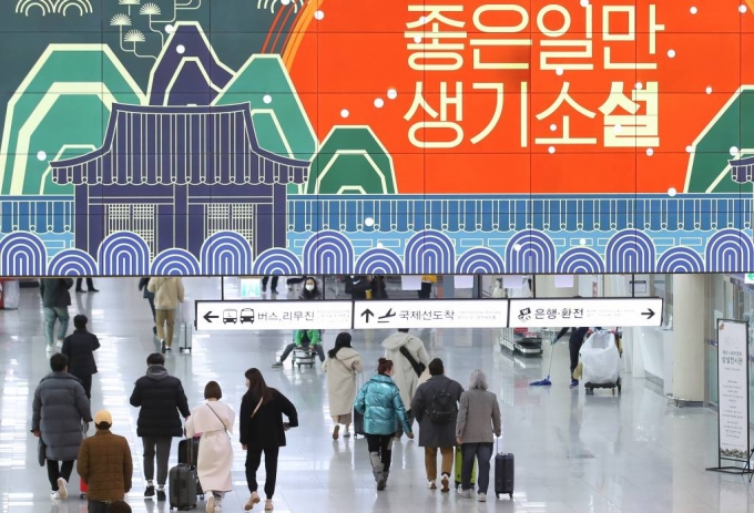 설 명절 연휴를 앞둔 지난 10일 오전 제주국제공항 1층 도착장에서 관광객들이 렌터카 보관소로 이동하고 있다. /사진=뉴시스