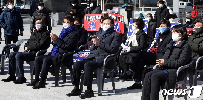 [사진] 가덕신공항 위해 모인 여야 부산시장 예비후보들