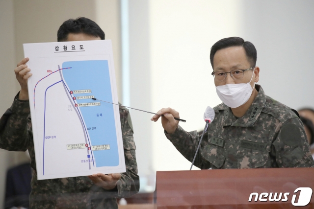(서울=뉴스1) 성동훈 기자 = 박정환 합동참모본부장이 17일 오후 국회 국방위원회 전체회의에 출석해 22사단 귀순자 상황 보고를 하고 있다. 2021.2.17/뉴스1