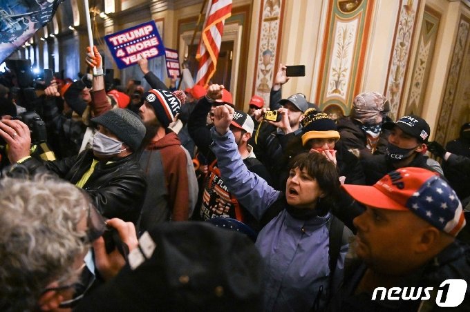 1월 6일 도널드 트럼프 미국 대통령을 지지하는 시위대가 워싱턴 의회에 난입해 구호를 외치고 있다. &copy; AFP=뉴스1 &copy; News1 우동명 기자