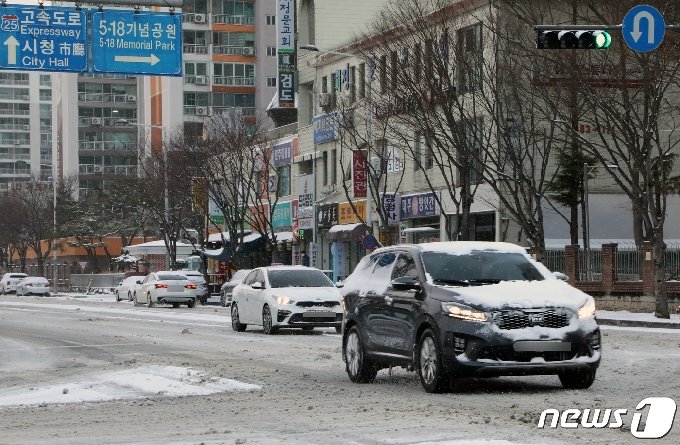 [사진] 도로는 '미끌미끌' 차량은 '엉금엉금'
