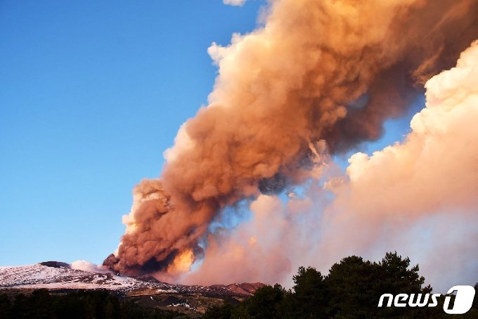[사진] 화산재 솟구치는 이탈리아 에트나 화산