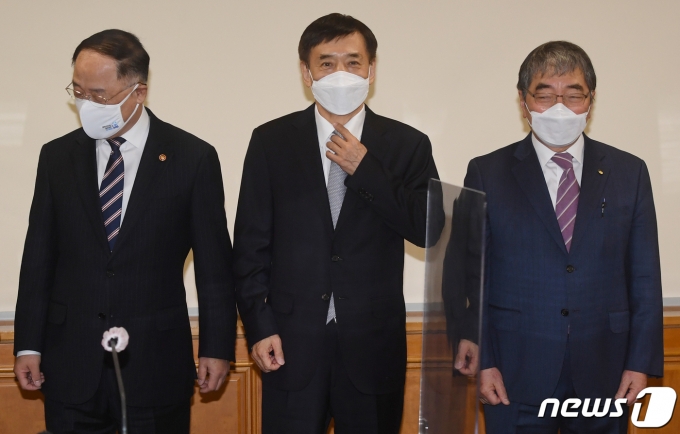 (서울=뉴스1) 송원영 기자 = 홍남기 경제부총리 겸 기획재정부 장관(왼쪽부터)과 이주열 한국은행 총재, 윤석헌 금융감독원 원장이 18일 서울 중구 은행회관에서 열린 거시경제금융회의에 앞서 기념촬영을 하고 있다. 2021.2.18/뉴스1