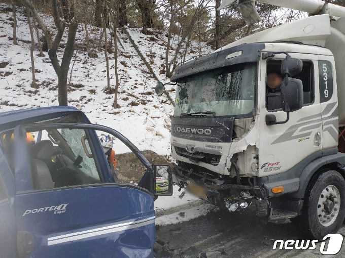 [사진] '쌓인 눈에 미끄러져' 트럭간 정면충돌