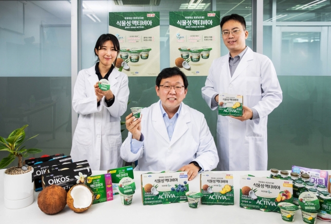 왼쪽부터 '식물성 액티비아' 개발에 참여한 풀무원다논의 조유나 연구원, 임광세 연구소장, 여완섭 연구원/사진= 풀무원다논