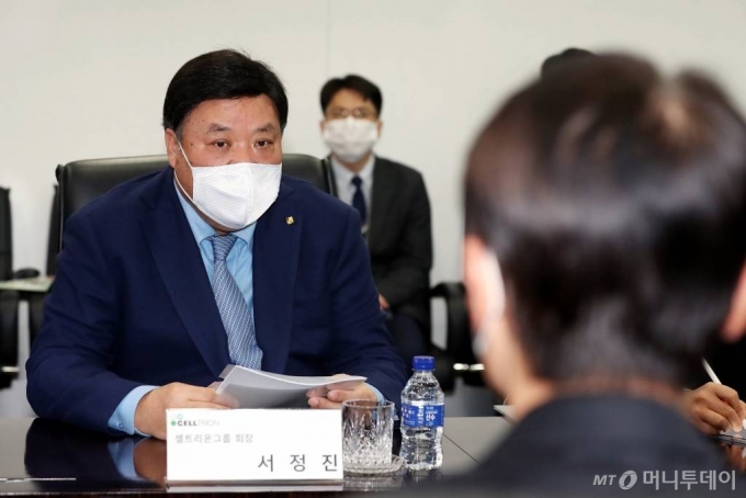 서정진 셀트리온그룹 회장이 8일 오후 인천 연수구 셀트리온 제2공장에서 열린 '코로나19 항체치료제 생산 현장 점검'에서 참석자들에게 인사말을 하고 있다. /사진공동취재단 / 사진=이기범 기자 leekb@
