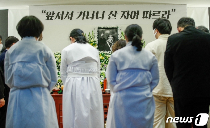 19일 서울대병원 장례식장에서 열린 고 백기완 통일문제연구소장 발인식에서 가족들이 고인에게 마지막 인사를 하고 있다. 2021.2.19/뉴스1 © News1 안은나 기자