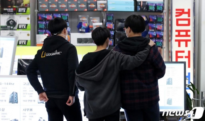 서울 용산 전자상가를 찾은 학생들이 PC를 둘러보고 있다. / 사진=뉴스1