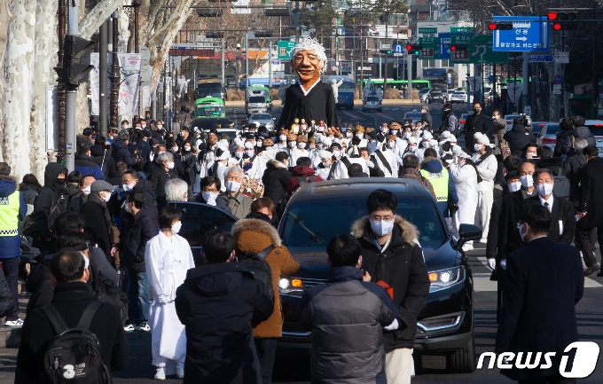 고(故) 백기완 통일문제연구소 소장 장례행렬이 대학로 노제를 마친 뒤 서울광장으로 향하고 있다. 2021.02.19/뉴스1 © News1 안은나 기자