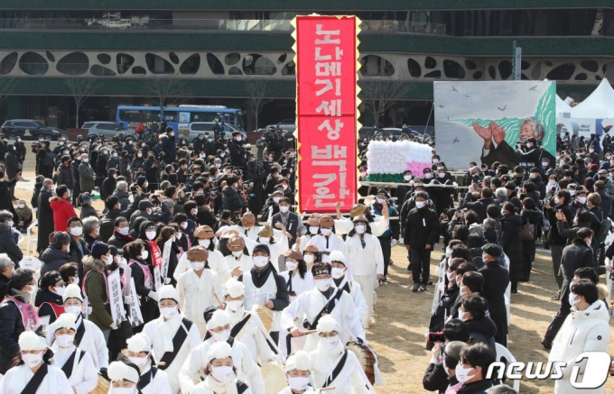 (서울=뉴스1) 박정호 기자 = 19일 서울 중구 서울광장에서 엄수된 고 백기완 통일문제연구소장의 영결식으로 꽃상여가 들어오고 있다. 2021.2.19/뉴스1