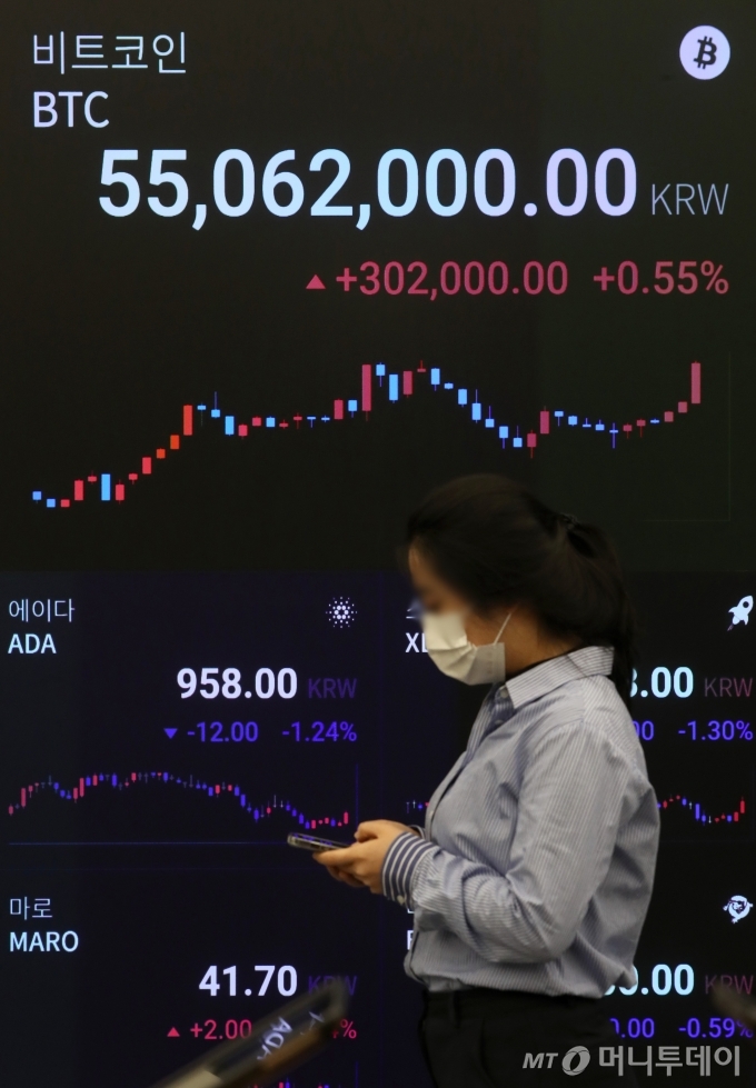 비트코인 가격이 사상 첫 5만 달러를 돌파한 가운데 17일 오전 서울 강남구 암호화폐 거래소 업비트 라운지에 설치된 전광판에 비트코인의 시세가 표시되고 있다. / 사진=이기범 기자 leekb@