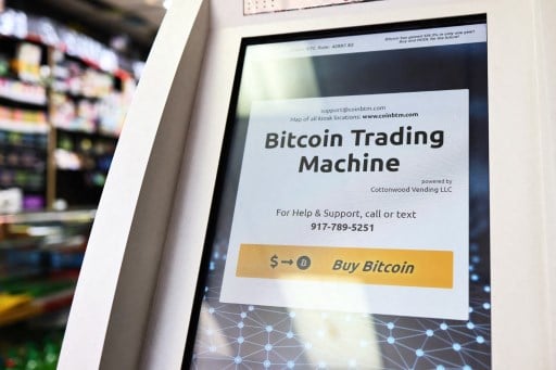 미국 뉴욕시에 있는 빅애플 담배가게에 설치된 비트코인 현금인출기(ATM)/사진=AFP