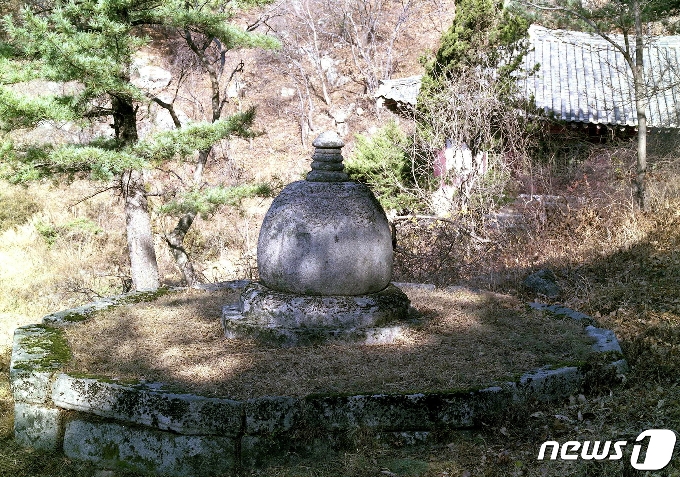 개성 보봉산 기슭에 있는 화장사터에 남아 있는 나한전과 '화장사부도'. 화장사부도는 고려 공민왕 때 조성된 외국 선승의 묘탑이다. (미디어한국학 제공) 2021.02.20.© 뉴스1