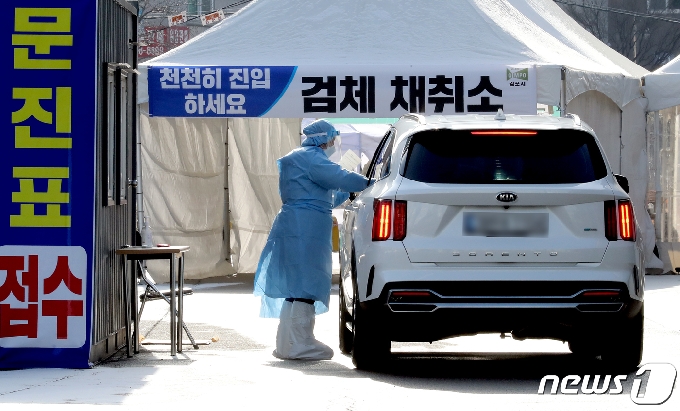 경기 김포시 사우동 김포시종합운동장에 설치된 임시 선별진료소(드라이브 스루) /뉴스1 © News1 정진욱 기자