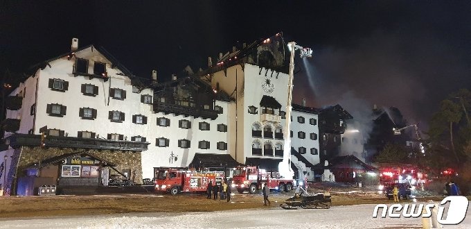 20일 오후 11시4분 전북 무주군 설천면 덕유산리조트 티롤호텔 옥상 목재 구조물에서 화재가 발생했다. 불은 5시간만인 21일 오전 3시55분 진화됐다.(전북소방본부 제공)2021.2.21/뉴스1