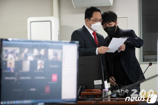 최대집 대한의사협회장이 20일 서울 용산구 의협회관에서 열린 대한의사협회·16개 시도의사회장단 회의에 앞서 관계자들과 대화하고 있다./사진=뉴스1