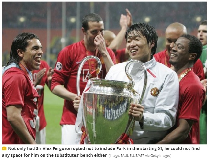 パク・チソンがテベズ(左), エブだと(右)と一緒に優勝トロフィーを聞いて見ている. /写真=マンチェスターイブニングニュースキャプチャ