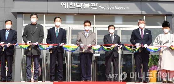 22일 경북 예천박물관 개관식에 이철우 경북도지사(중앙), 임종식 경북교육감(완쪽 3번째), 김학동 예천군수(오른쪽 2번째) 등 관계자들이 참석해 테이프를 커팅하고 있다./사진제공=경북도