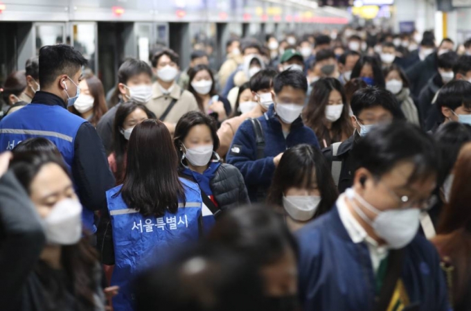 마스크 미착용 과태료 부과 첫날인 13일 오전 서울 광화문역에서 지하철 보안관들이 단속을 실시하고 있다. / 사진=이기범 기자 leekb@