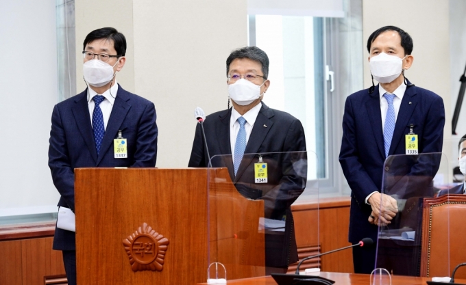 22일 서울 여의도 국회에서 열린 환경노동위원회 산업재해 관련 청문회에 참석한 건설업계 CEO들이 질의를 듣고 있다. 사진 왼쪽부터 우무현 GS건설 대표, 한성희 포스코건설 대표, 이원우 현대건설 대표. /사진제공=뉴시스(공동취재단)