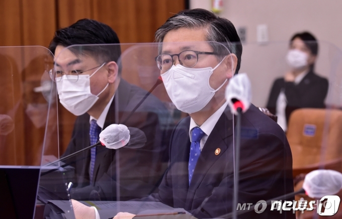 (서울=뉴스1) 박세연 기자 = 변창흠 국토교통부 장관이 22일 서울 여의도 국회에서 열린 국토교통위원회 전체회의에 출석해 의원 질의에 답변하고 있다. 2021.2.22/뉴스1