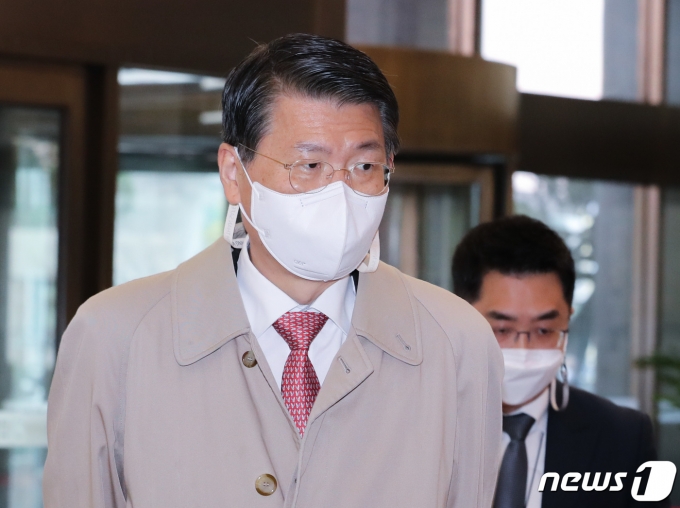 (서울=뉴스1) 이재명 기자 = 은성수 금융위원회 위원장이 22일 오후 서울 중구 은행연합회에서 금융협회 대표들과 비공개 회동을 갖기 위해 들어서고 있다. 2021.2.22/뉴스1