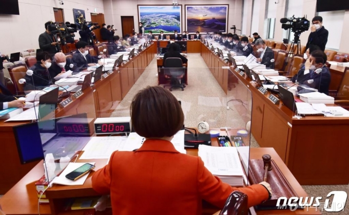 (서울=뉴스1) 신웅수 기자 = 진선미 위원장이 22일 서울 여의도 국회에서 열린 국토교통위원회 전체회의에서 의사봉을 두드리고 있다. 2021.2.22/뉴스1