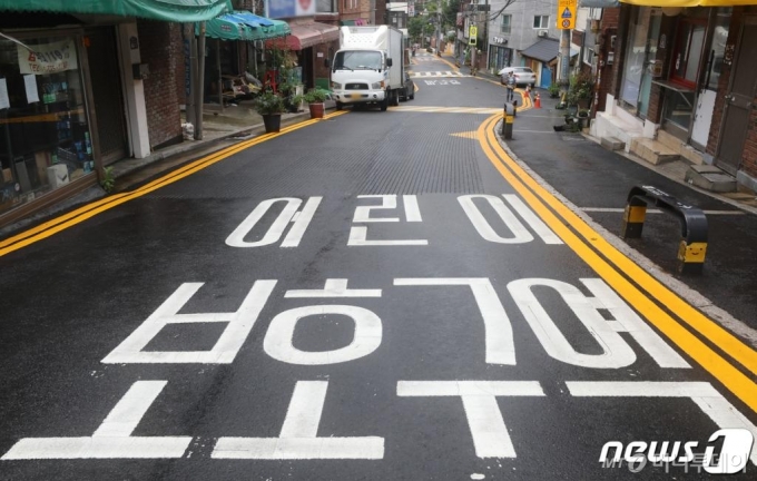 서울 종로구 한 초등학교 앞 어린이보호구역 내 도로에 차량들이 주차돼 있다./사진제공=뉴스1