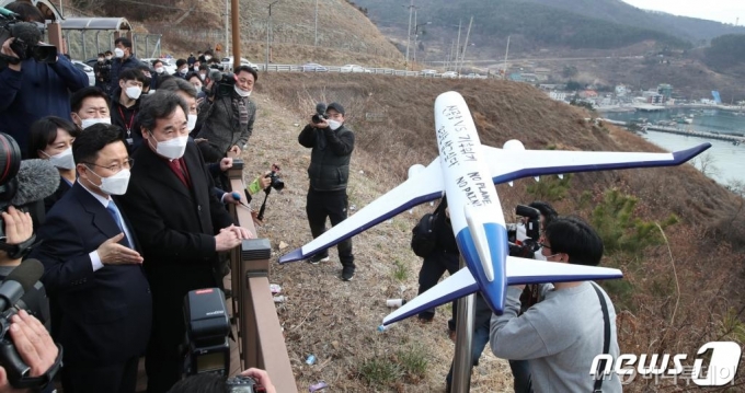 (부산=뉴스1) 여주연 기자 = 이낙연 더불어민주당 대표가 21일 오후 부산 강서구 가덕도 대항전망대에서 가덕도 신공항 현장 시찰을 하고 있다. 2021.1.21/뉴스1